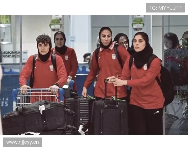 伊朗女足球员反悔现身 与大部队汇合微笑自拍 伊朗女足球员反悔现身 与大部队汇合微笑自拍